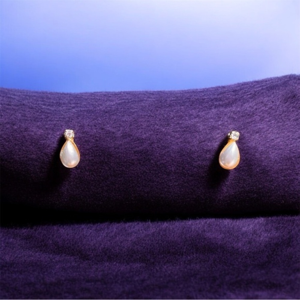 Small teardrops pearl earrings